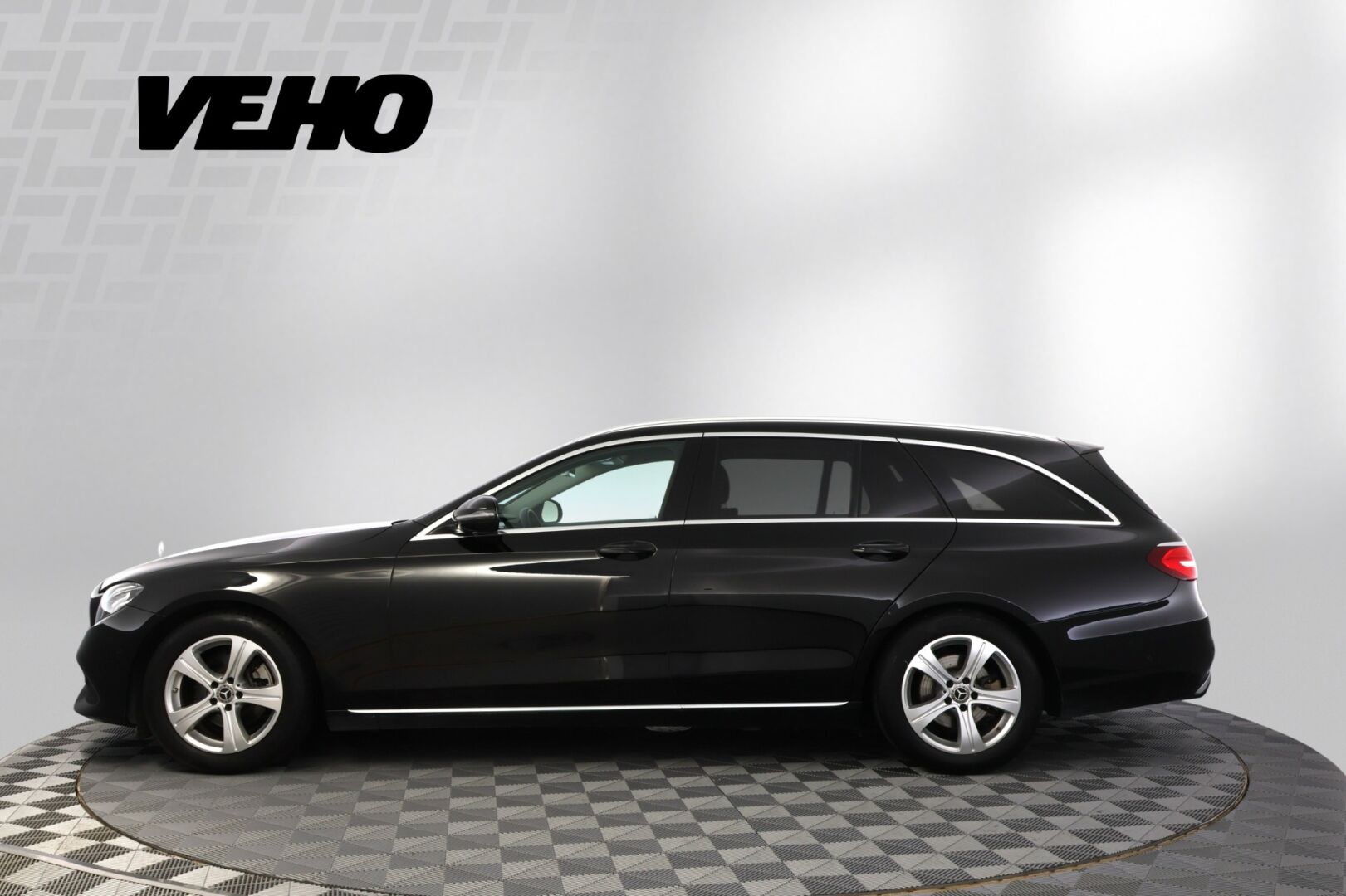 Mercedes-Benz E 200 d T A 2018, bild 2/18