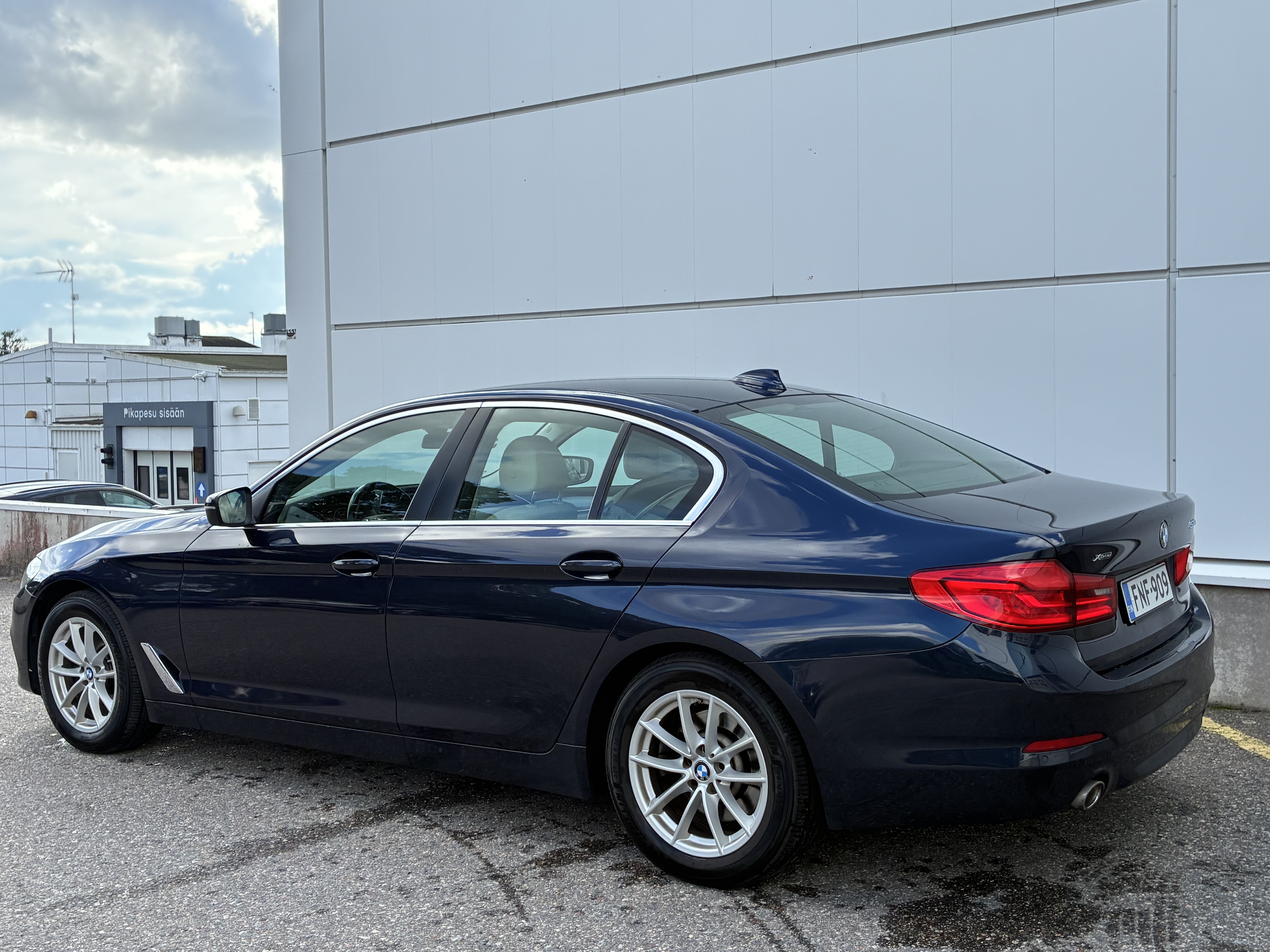 BMW 520 G30 Sedan 520d A xDrive Business 2018, photo 2/12
