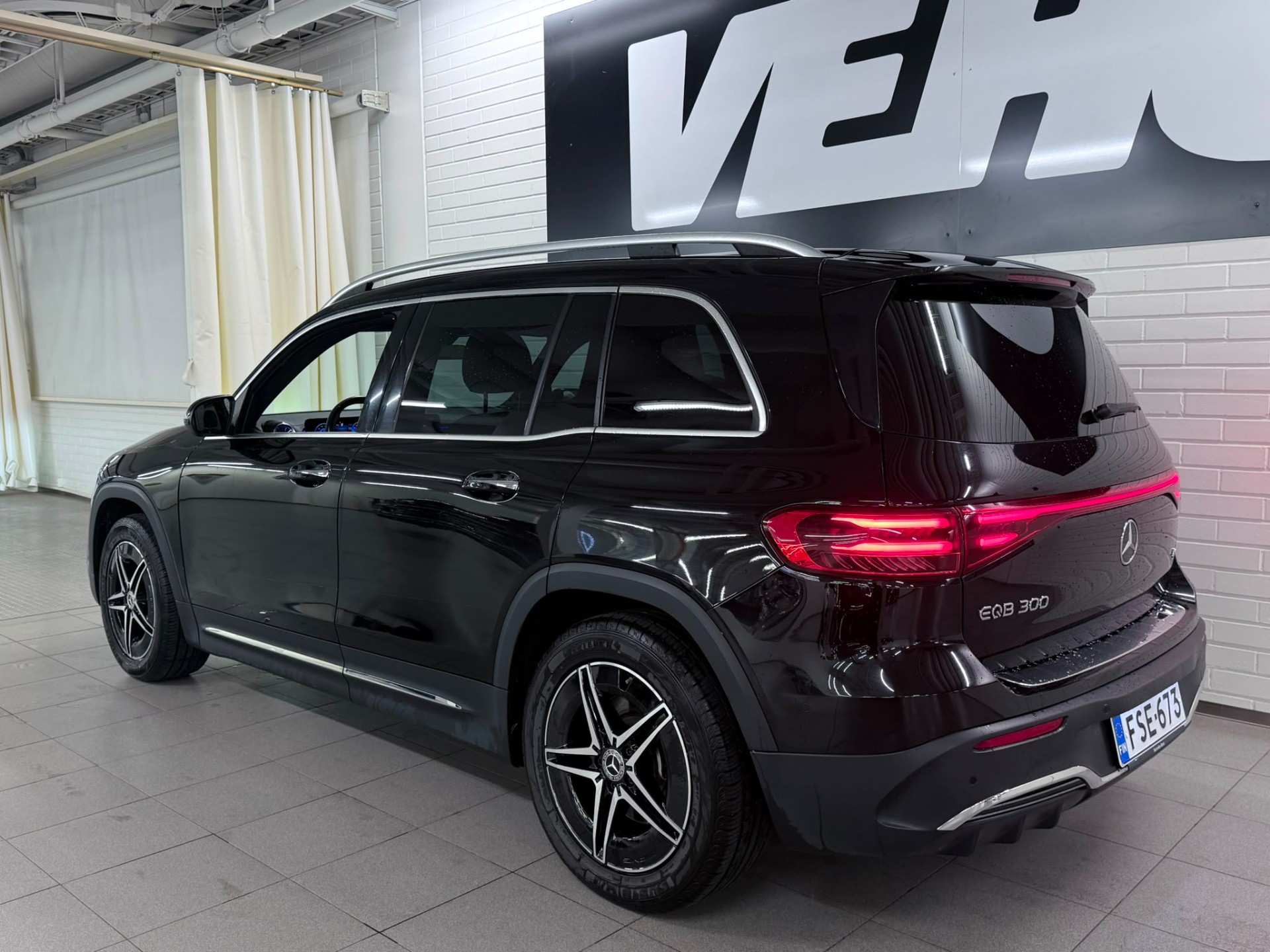 Mercedes-Benz EQB 300 4MATIC 2024, photo 2/11