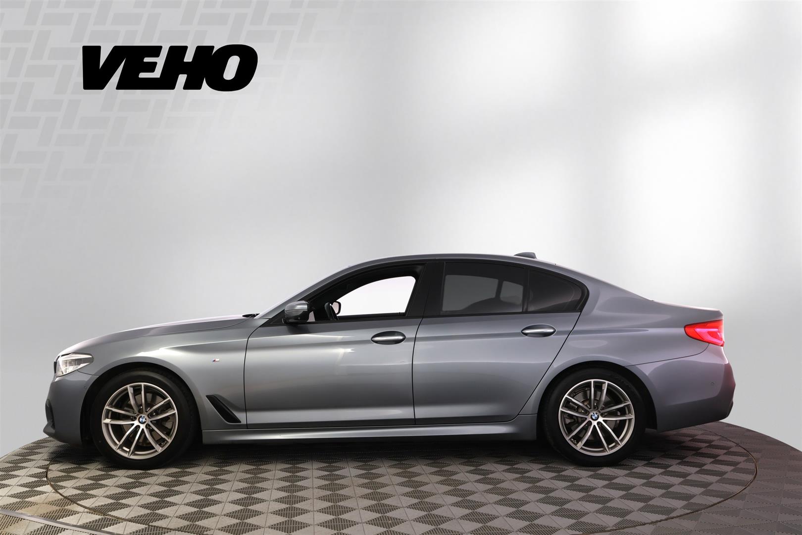 BMW 520 G30 Sedan 520d A xDrive Business 2017, kuva 2/36