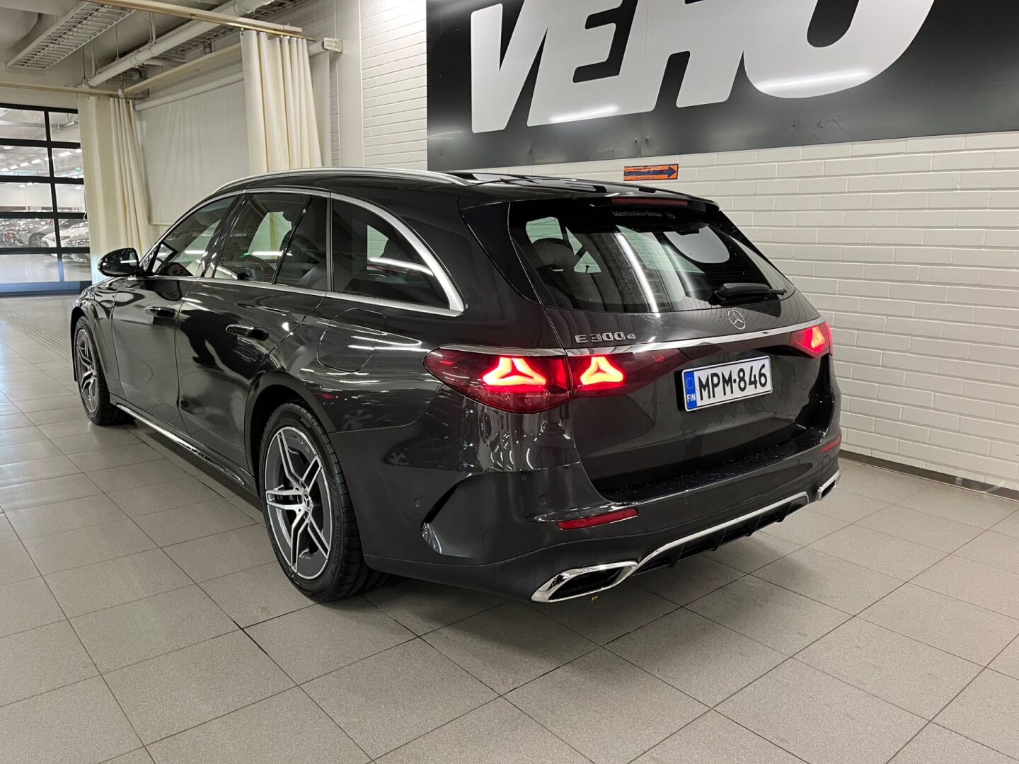 Mercedes-Benz E 300 e T A AMG 2023, bild 2/5