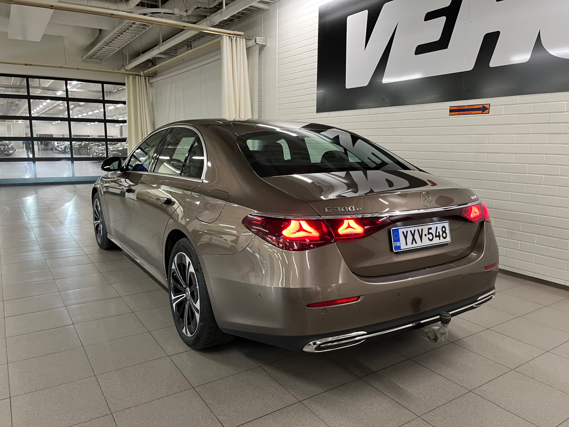 Mercedes-Benz E 300 e 4MATIC A Premium 2024, photo 2/6