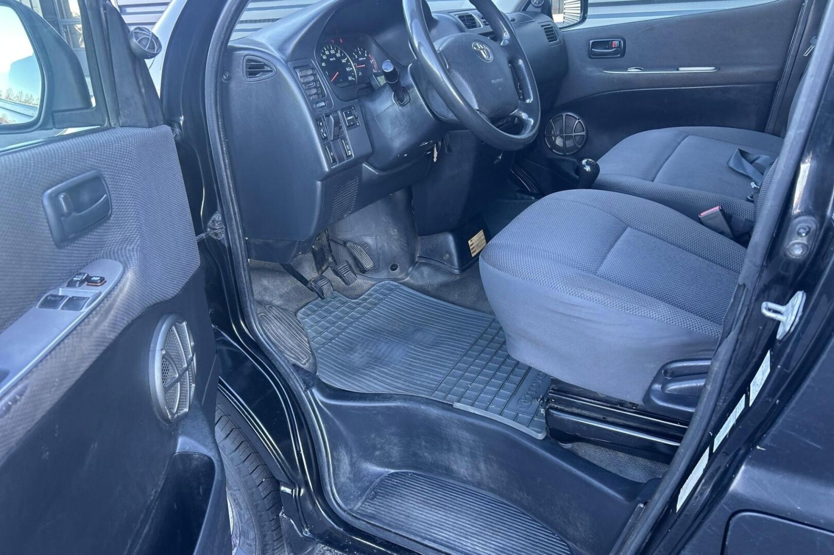 Toyota Hiace 2,5 D-4D 4WD 117 5ov pitkä 2011, bild 6/14
