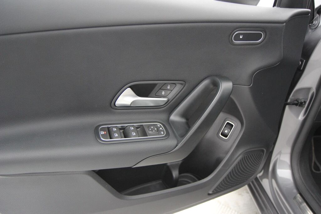 Mercedes-Benz A 2021 250 e A EQ Power Business Style +Distronic, Navi
