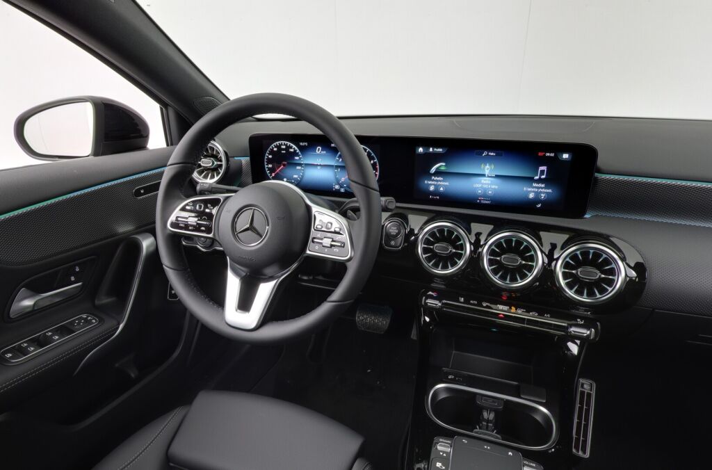 Mercedes-Benz A 2022 200 4Matic A sedan Business ** Vetokoukku, Night-paketti, isot näytöt **