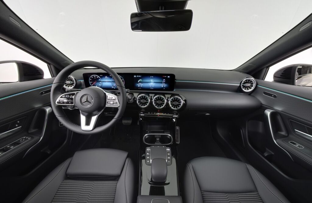 Mercedes-Benz A 2022 200 4Matic A sedan Business ** Vetokoukku, Night-paketti, isot näytöt **
