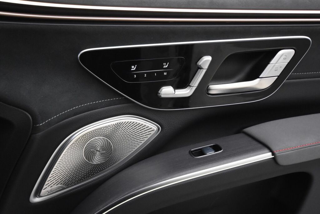 Mercedes-Benz EQS SUV 2023 580 4Matic SUV **UUTUUS NÄHTÄVÄNÄ SEKÄ AJETTAVANA HERTTONIEMESSÄ**