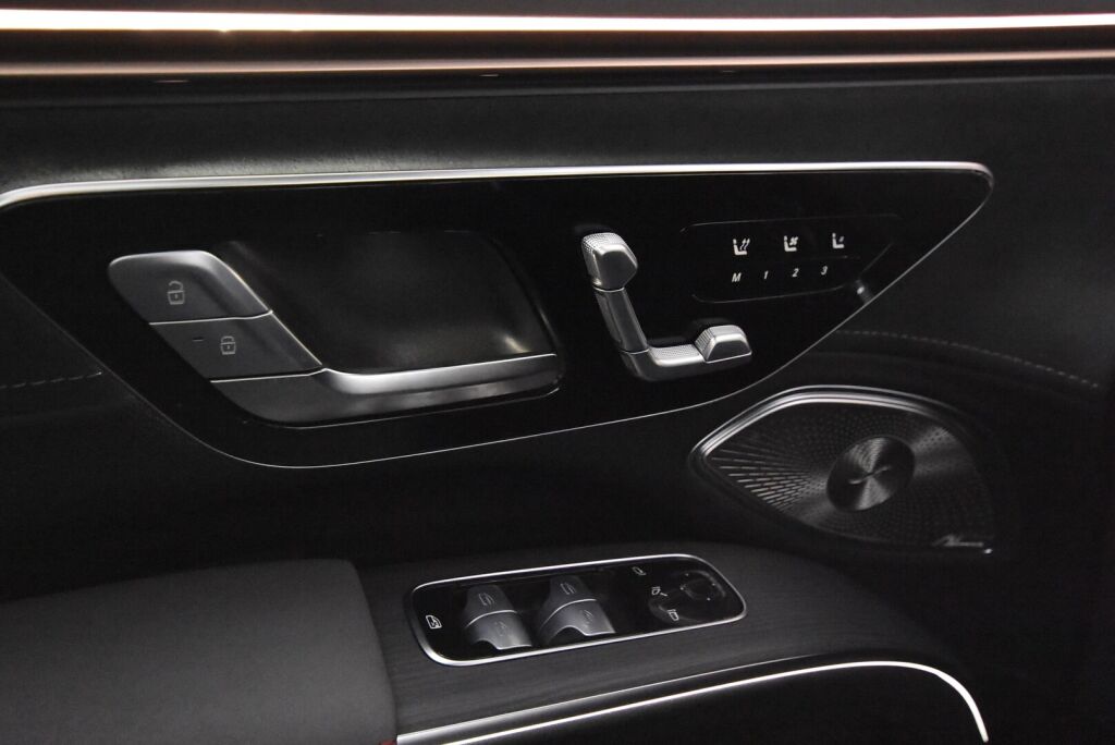 Mercedes-Benz EQS SUV 2023 580 4Matic SUV **UUTUUS NÄHTÄVÄNÄ SEKÄ AJETTAVANA HERTTONIEMESSÄ**